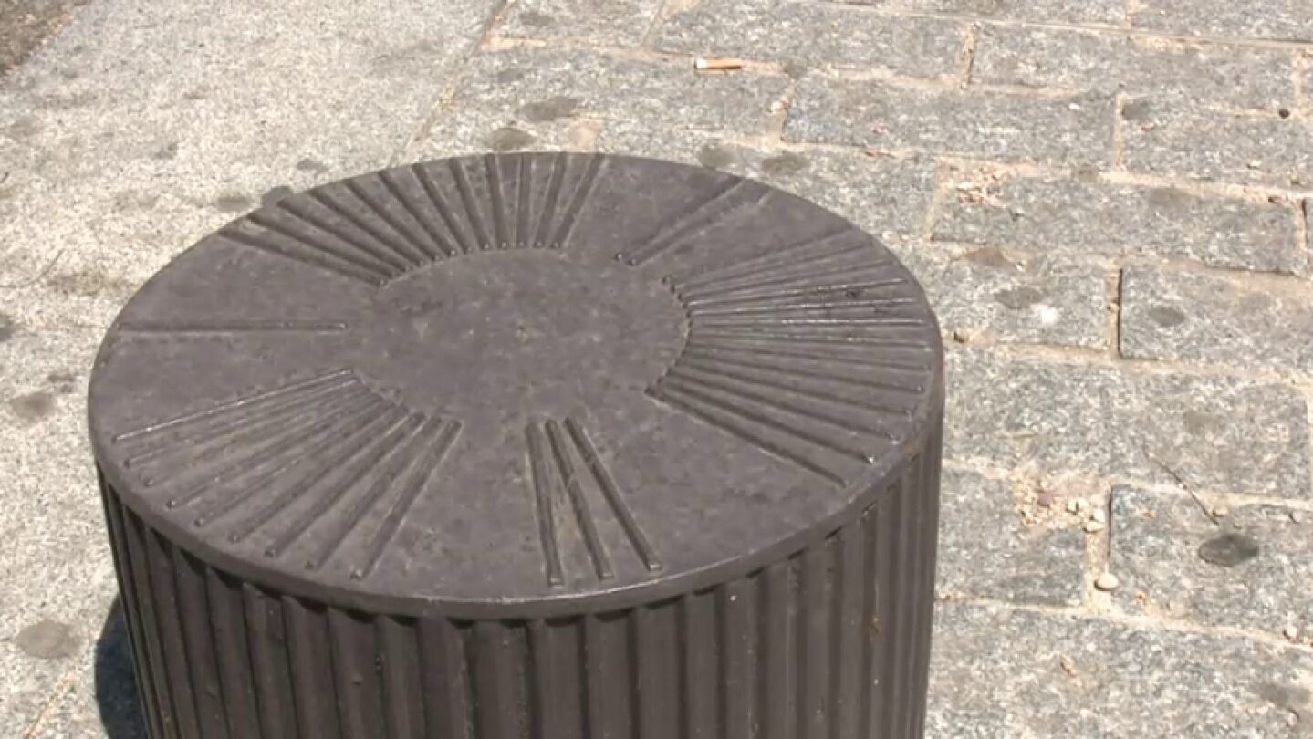 Un bolardo de la zona del puente de Segovia en Madrid