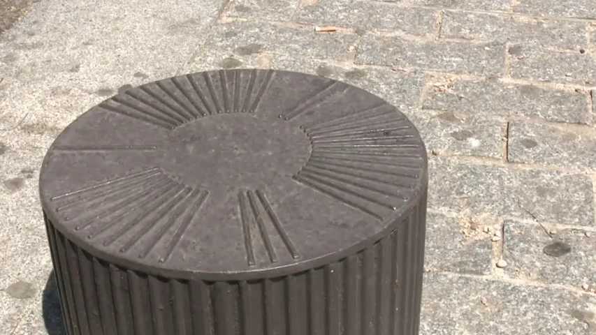 Un bolardo de la zona del puente de Segovia en Madrid Un bolardo de la zona del puente de Segovia en Madrid