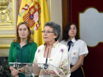 La nueva administradora de RTVE, Rosa María Mateo, pronuncia unas palabras durante el acto de toma de posesión. La nueva administradora de RTVE, Rosa María Mateo, pronuncia unas palabras durante el acto de toma de posesión.