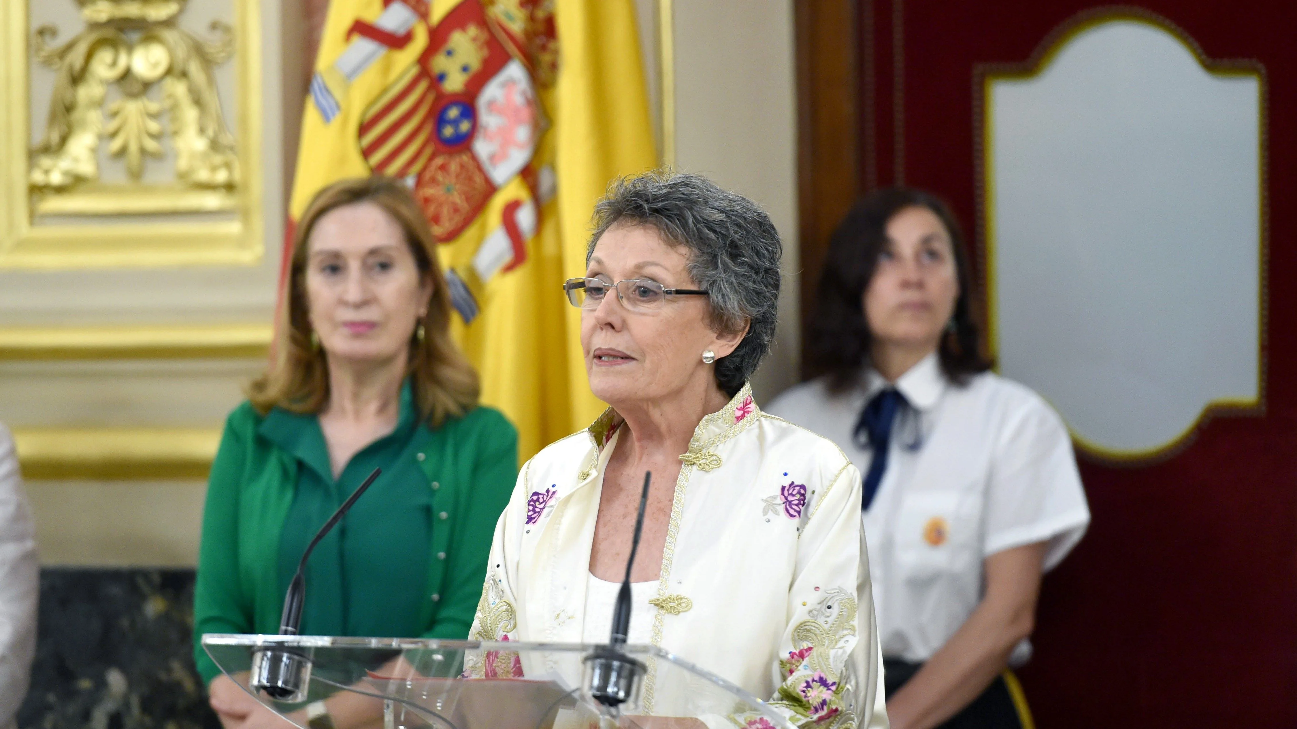 La nueva administradora de RTVE, Rosa María Mateo, pronuncia unas palabras durante el acto de toma de posesión.