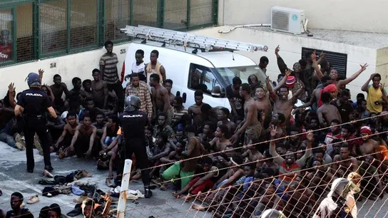 Inmigrantes subsaharianos que lograron acceder a la ciudad española de Ceuta tras un salto masivo a la valla fronteriza que separa la ciudad de MarruecoS Inmigrantes subsaharianos que lograron acceder a la ciudad española de Ceuta tras un salto masivo a la valla fronteriza que separa la ciudad de Marrueco