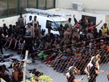 Inmigrantes subsaharianos que lograron acceder a la ciudad española de Ceuta tras un salto masivo a la valla fronteriza que separa la ciudad de MarruecoS Inmigrantes subsaharianos que lograron acceder a la ciudad española de Ceuta tras un salto masivo a la valla fronteriza que separa la ciudad de MarruecoS