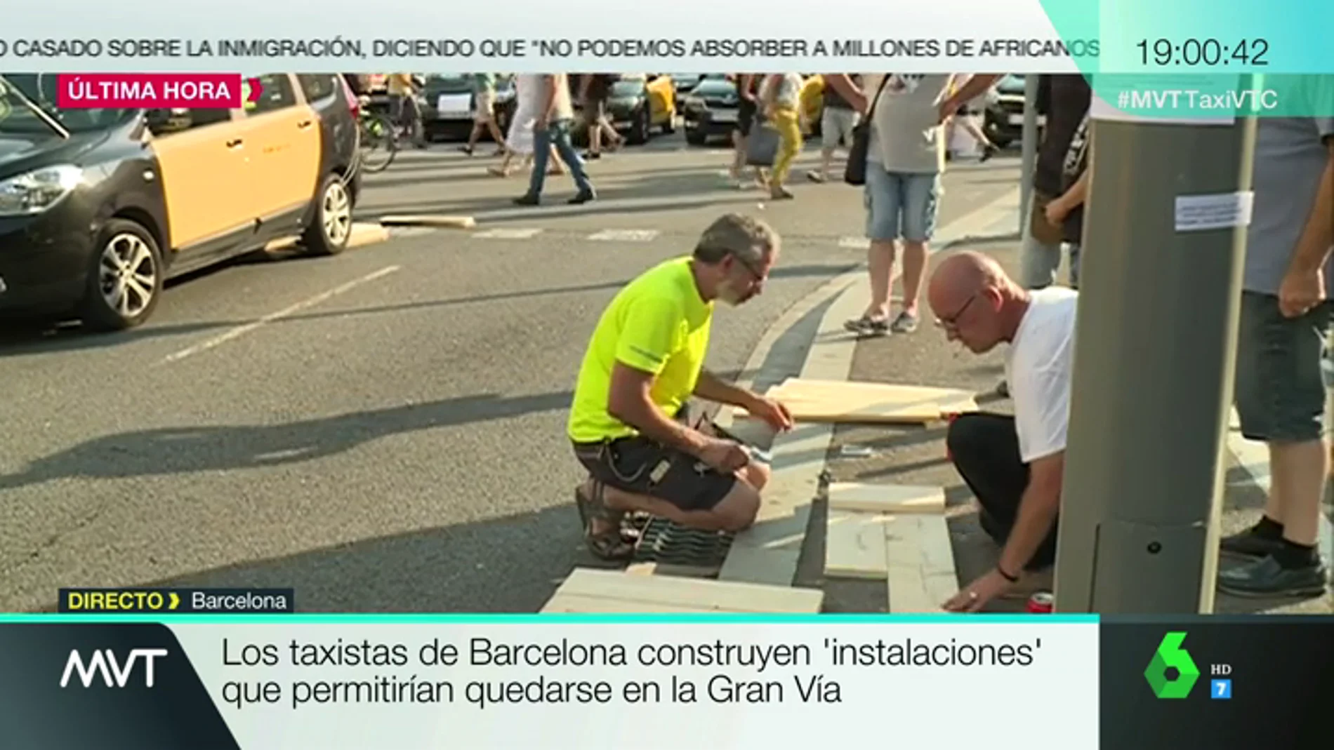 Taxistas de Barcelona construyendo un urinario.
