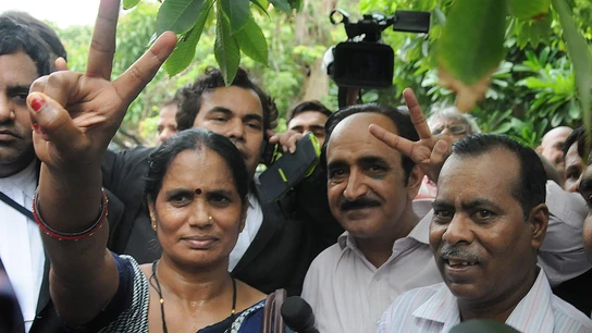La madre y el padre de una joven violada y asesinada en 2012, a la salida del Tribunal Supremo en Nueva Delhi. La madre y el padre de una joven violada y asesinada en 2012, a la salida del Tribunal Supremo en Nueva Delhi.