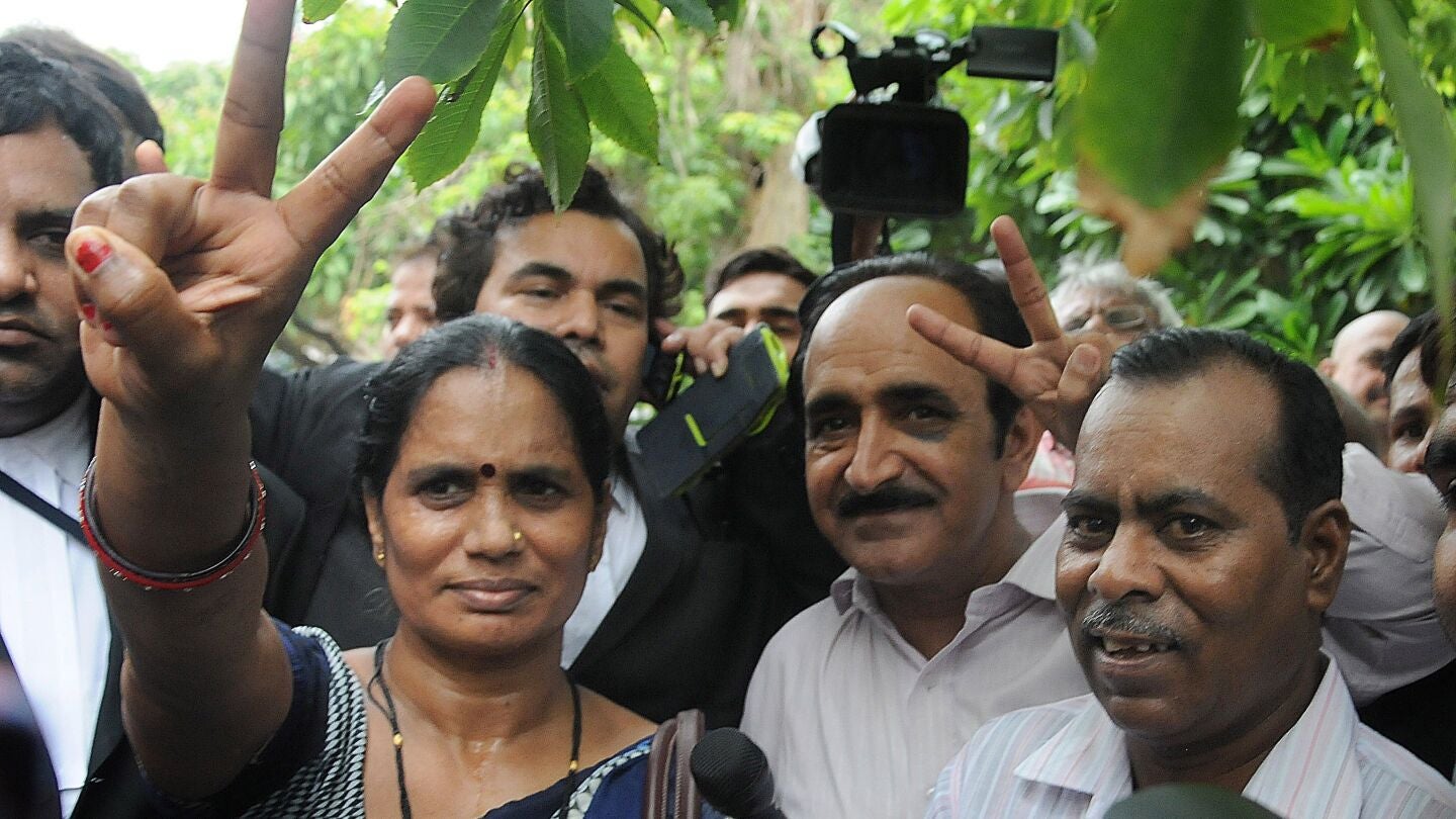 La madre y el padre de una joven violada y asesinada en 2012, a la salida del Tribunal Supremo en Nueva Delhi.