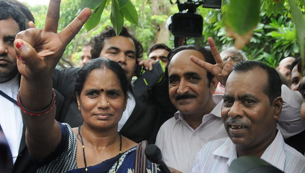 La madre y el padre de una joven violada y asesinada en 2012, a la salida del Tribunal Supremo en Nueva Delhi.