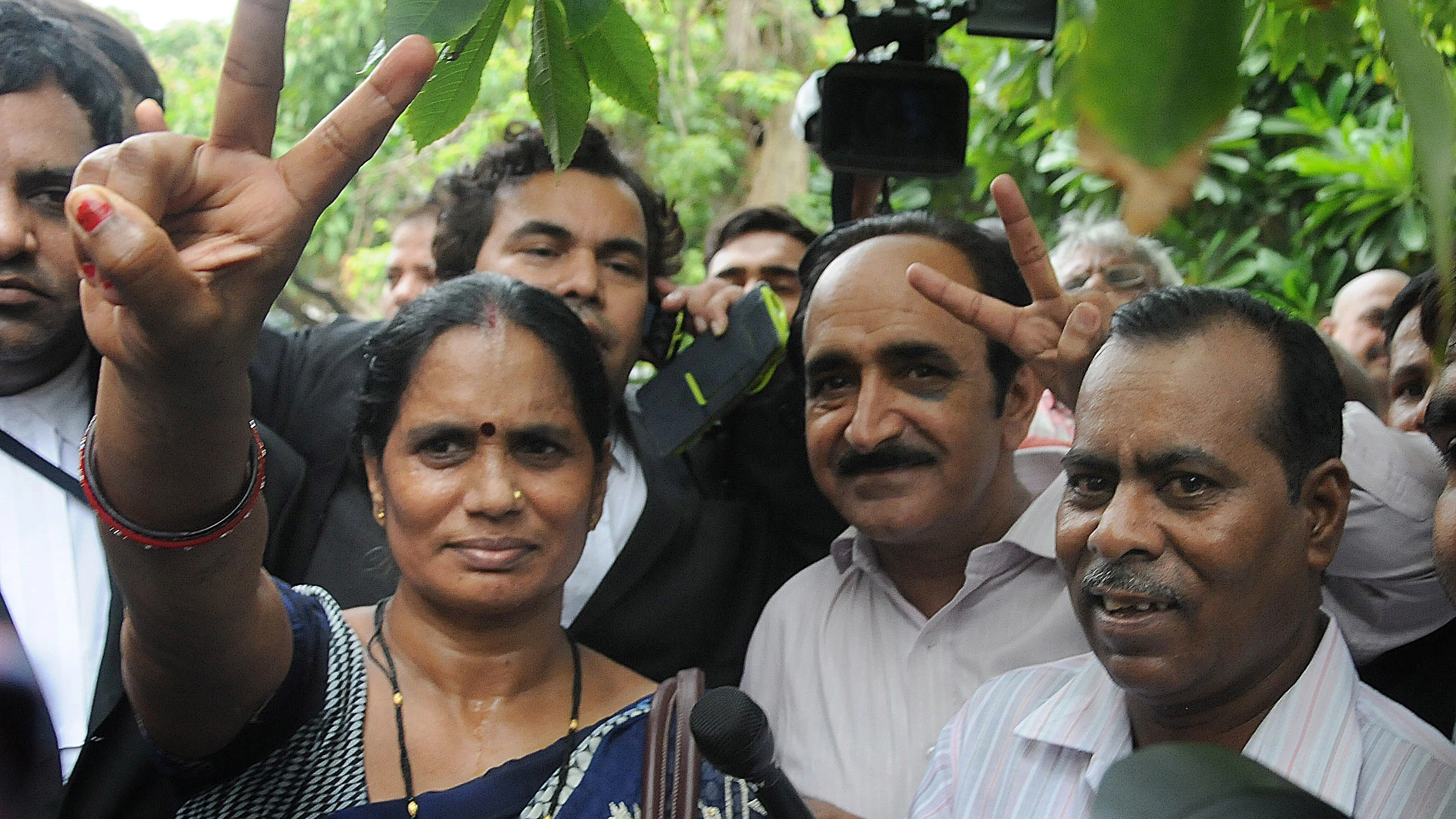 La madre y el padre de una joven violada y asesinada en 2012, a la salida del Tribunal Supremo en Nueva Delhi.