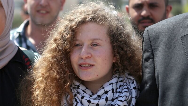 Ahed Tamimi tras su liberación de una prisión militar israelí.