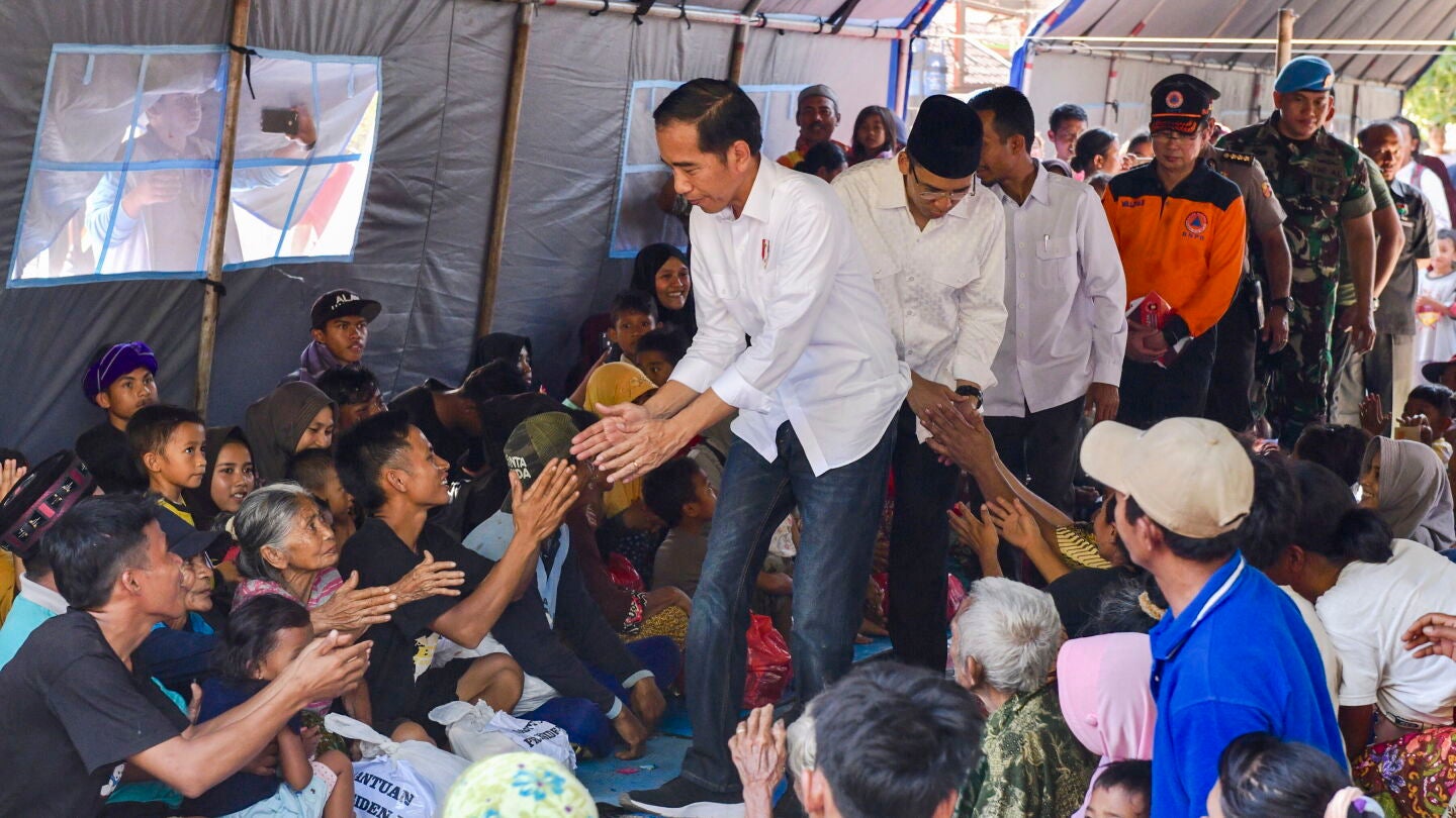 Joko Widodo saluda a algunos evacuados por el terremoto que sacudi&oacute; la isla de Lombok