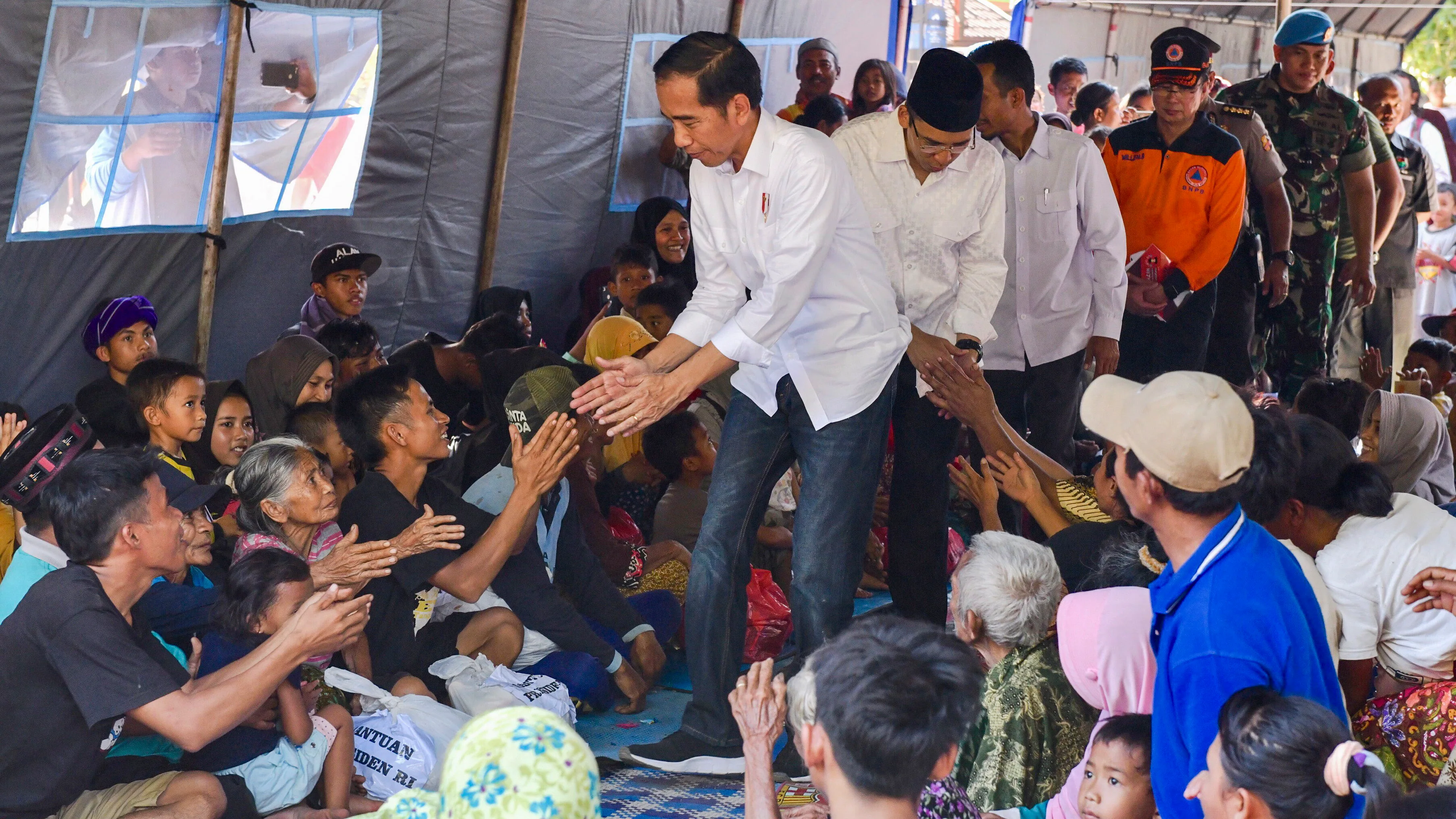 Joko Widodo saluda a algunos evacuados por el terremoto que sacudió la isla de Lombok