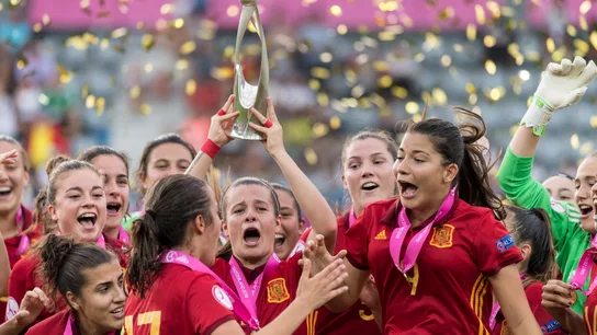 Rosa Otermin levanta el trofeo como campeonas de Europa Rosa Otermin levanta el trofeo como campeonas de Europa