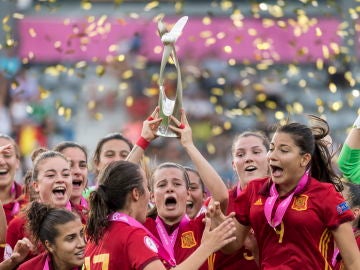Rosa Otermin levanta el trofeo como campeonas de Europa Rosa Otermin levanta el trofeo como campeonas de Europa