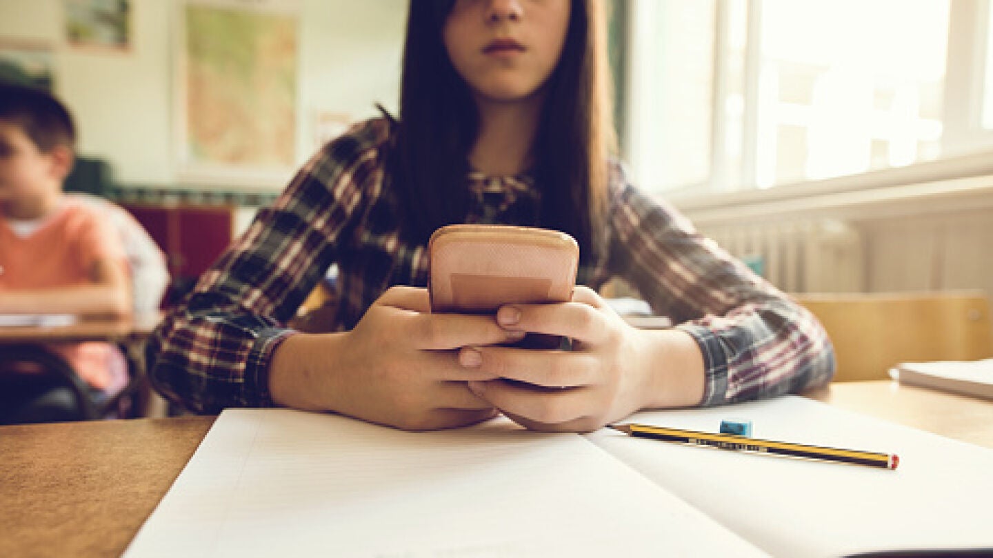 Una estudiante con un m&oacute;vil durante una clase
