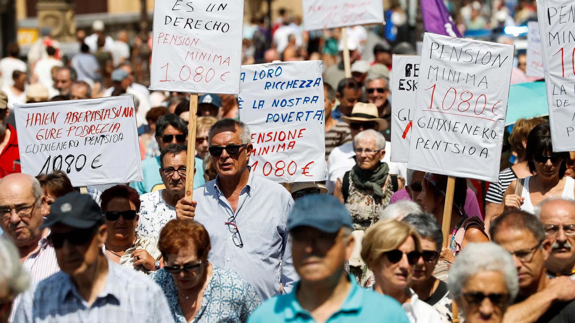 Las asociaciones de pensionistas en una concentración en San Sebastián