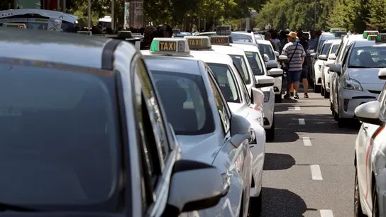 Varias filas de taxis. Varias filas de taxis.