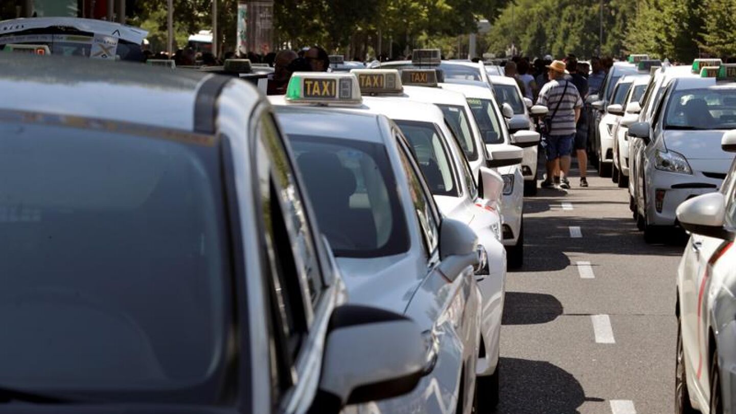 Varias filas de taxis. 