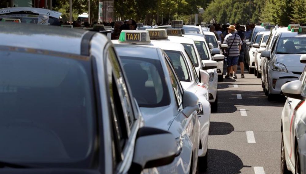 Varias filas de taxis bloquean el Paseo de la Castellana