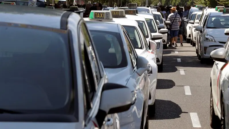 Varias filas de taxis. 