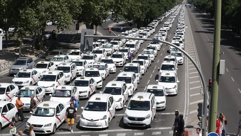 Los taxis paran el Paseo de la Castellana