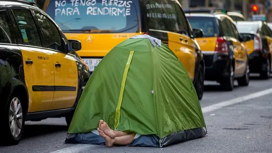 Un taxista acampa junto a la hilera de taxis en el centro de Barcelona Un taxista acampa junto a la hilera de taxis en el centro de Barcelona