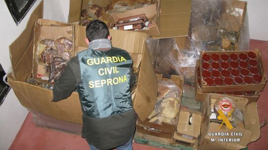 En la imagen la Guardia Civil inmoviliza una tonelada de productos