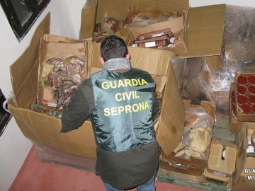 En la imagen la Guardia Civil inmoviliza una tonelada de productos En la imagen la Guardia Civil inmoviliza una tonelada de productos