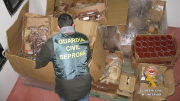 En la imagen la Guardia Civil inmoviliza una tonelada de productos