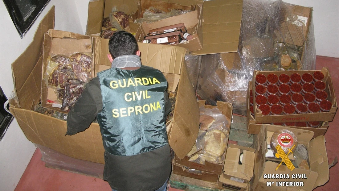 En la imagen la Guardia Civil inmoviliza una tonelada de productos