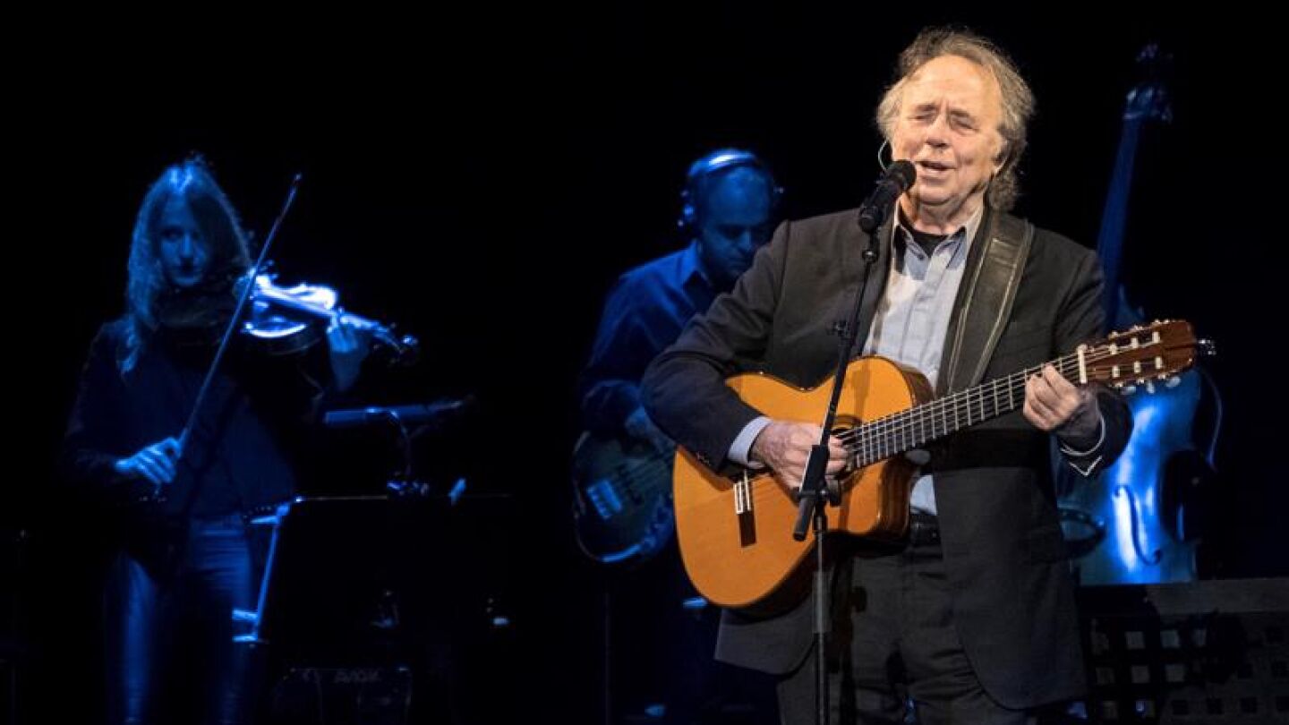 El cantautor Joan Manuel Serrat, durante el concierto del Foro Iberoamericano de La R&aacute;bida en Palos de la Frontera 