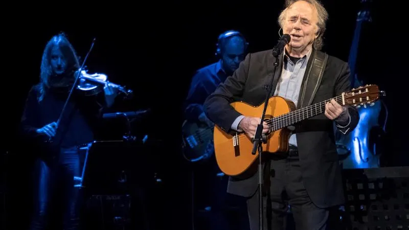 El cantautor Joan Manuel Serrat, durante el concierto del Foro Iberoamericano de La Rábida en Palos de la Frontera 