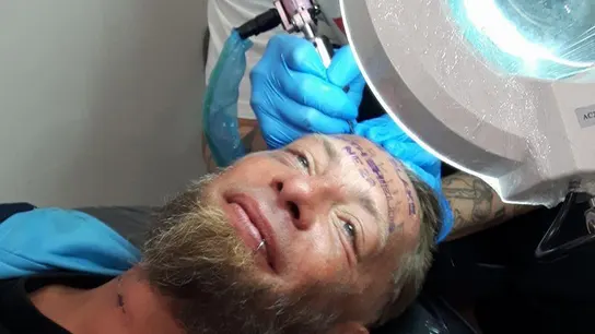 Momento en el que realizan el tatuaje a Tomek Momento en el que realizan el tatuaje a Tomek