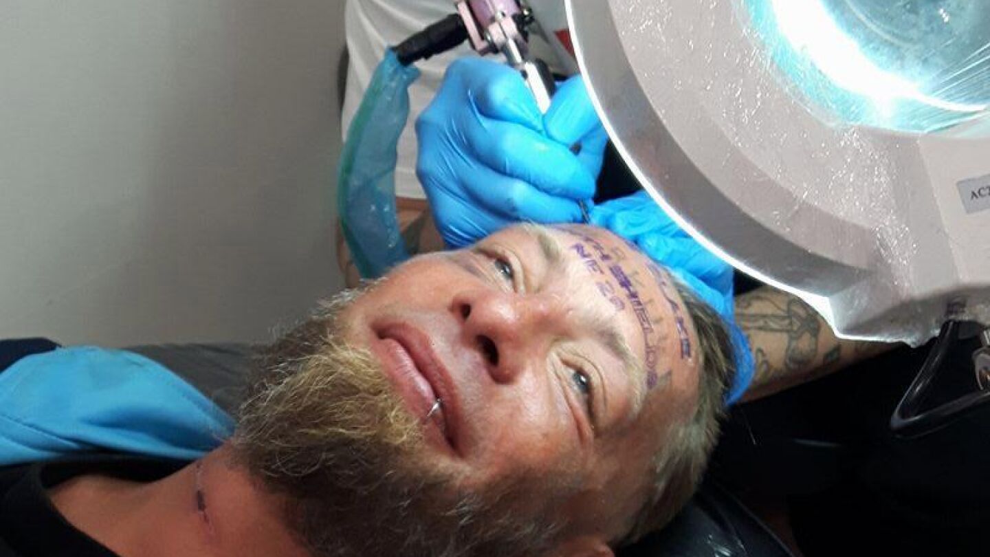 Momento en el que realizan el tatuaje a Tomek