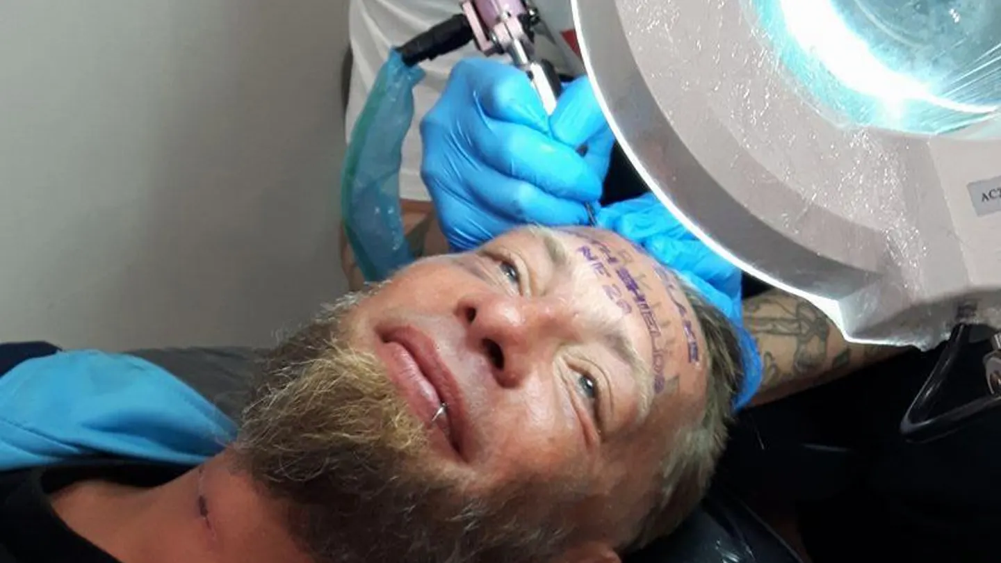 Momento en el que realizan el tatuaje a Tomek Momento en el que realizan el tatuaje a Tomek