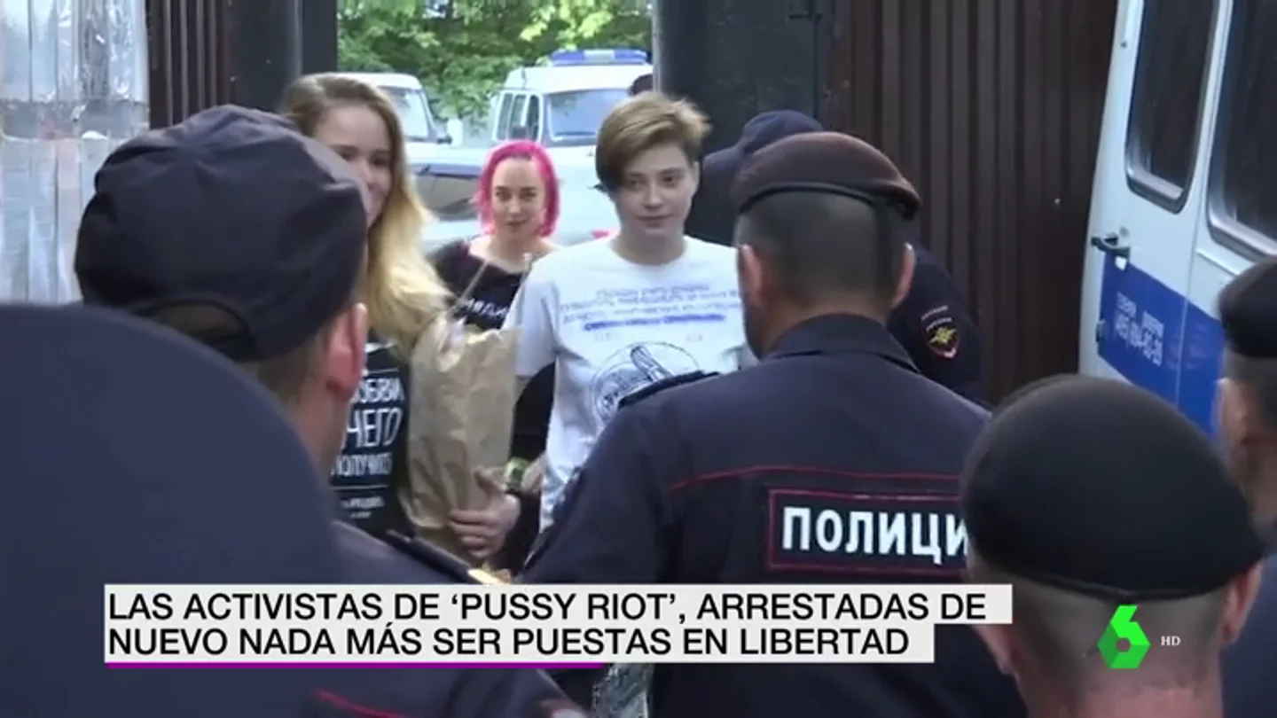 Detenidas cuatro Pussy Riot segundos después de salir de la cárcel por interrumpir la final del Mundial de Fútbol Detenidas cuatro Pussy Riot segundos después de salir de la cárcel por interrumpir la final del Mundial de Fútbol