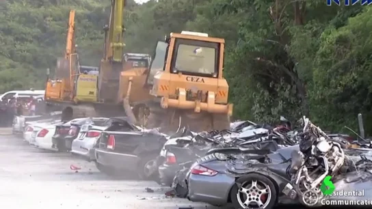 Destrozan coches de lujo en Filipinas Destrozan coches de lujo en Filipinas