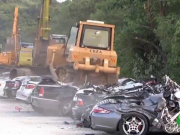 Destrozan coches de lujo en Filipinas Destrozan coches de lujo en Filipinas
