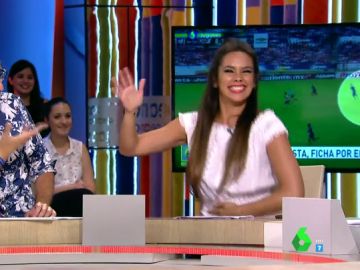 Con toques flamencos y mucha euforia, el cántico 'más futbolero' de Cristina Pedroche en honor al nuevo fichaje del Rayo Vallecano Con toques flamencos y mucha euforia, el cántico 'más futbolero' de Cristina Pedroche en honor al nuevo fichaje del Rayo Vallecano