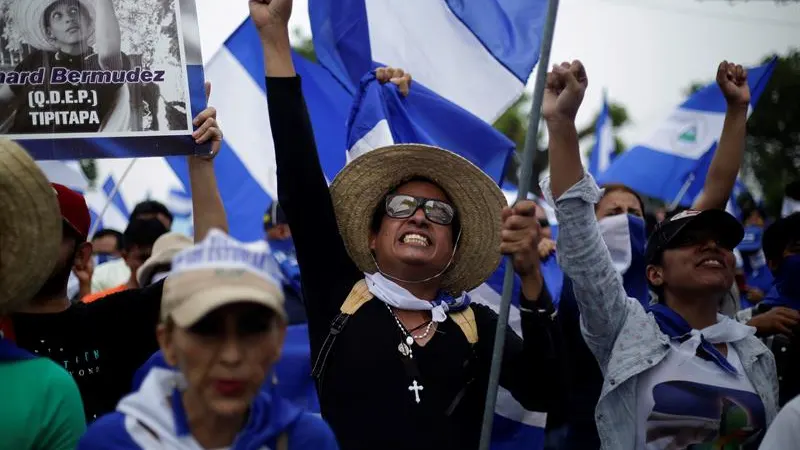 Decenas de personas participan en una marcha en apoyo a los estudiantes nicaragüenses 