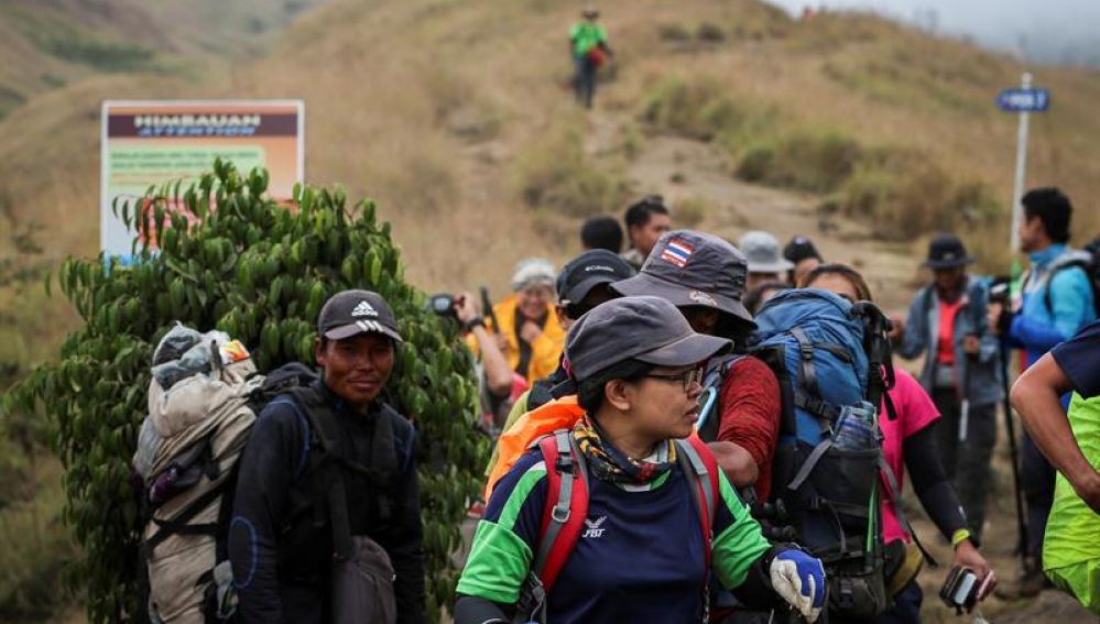 Senderistas locales y extranjeros bajan de la montaña Rinjani