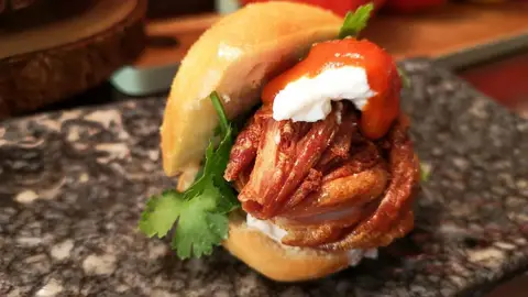 Al rico montadito de zarajos. En Matritum.