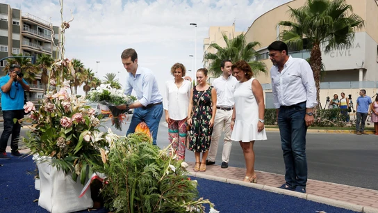 Pablo Casado durante su visita a Santa Pola, donde ha depositado un ramo de flores en el monolito que recuerda a las dos personas asesinadas por ETA. Pablo Casado durante su visita a Santa Pola, donde ha depositado un ramo de flores en el monolito que recuerda a las dos personas asesinadas por ETA.