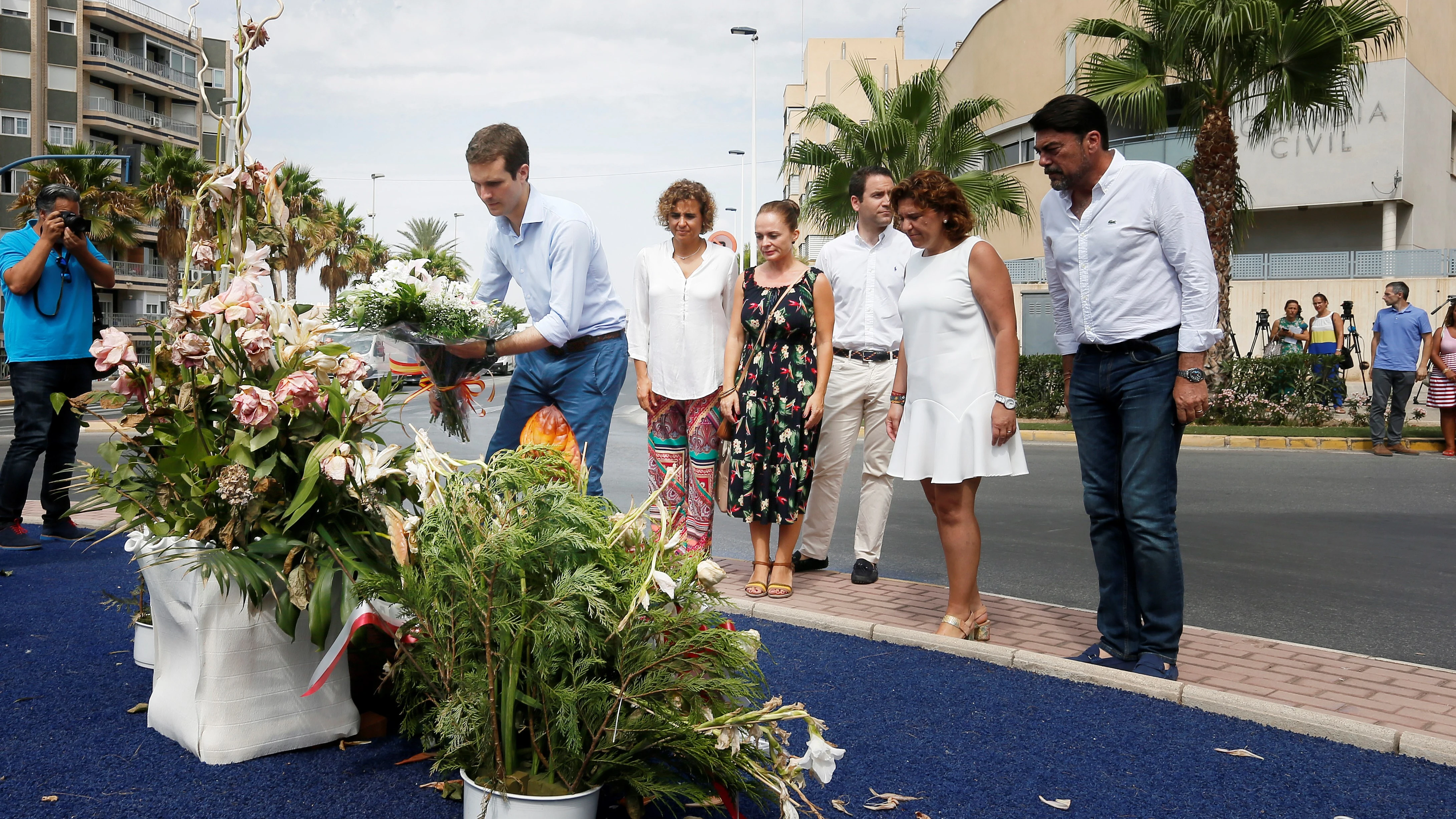 Pablo Casado durante su visita a Santa Pola, donde ha depositado un ramo de flores en el monolito que recuerda a las dos personas asesinadas por ETA.