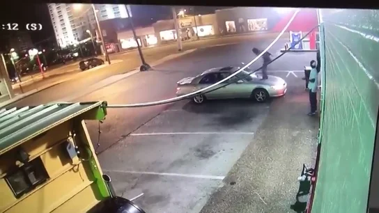 Un hombre responde violentamente contra una mujer porque esta se negó a darle su numero de teléfono Un hombre responde violentamente contra una mujer porque esta se negó a darle su numero de teléfono