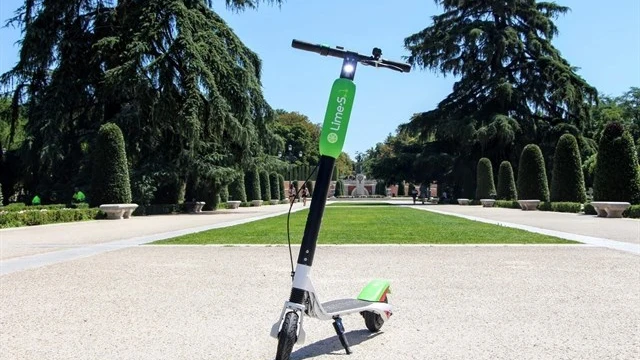 En la imagen el patinete de la empresa Lime