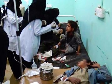 Varios niños heridos reciben atención médica en un hospital tras el bombardeo en Yemen Varios niños heridos reciben atención médica en un hospital tras el bombardeo en Yemen