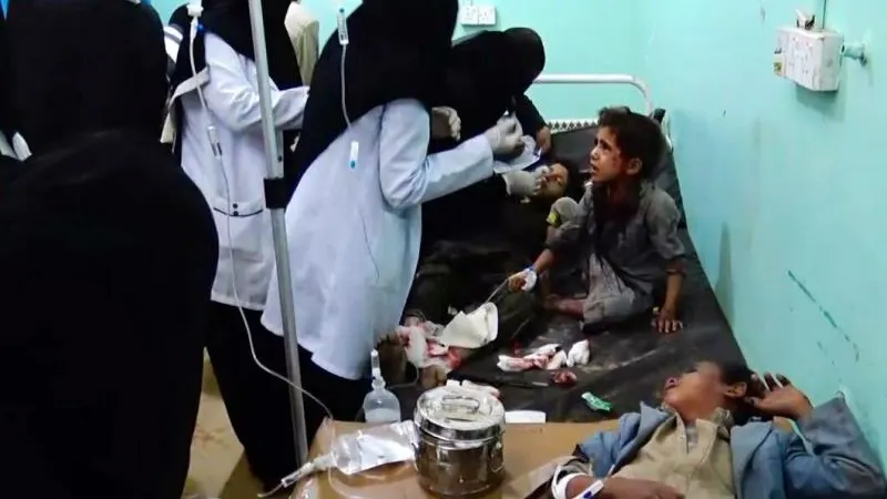 Varios niños heridos reciben atención médica en un hospital tras el bombardeo en Yemen