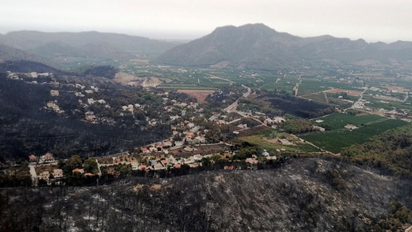 Vista a&eacute;rea del incendio en Llutxent