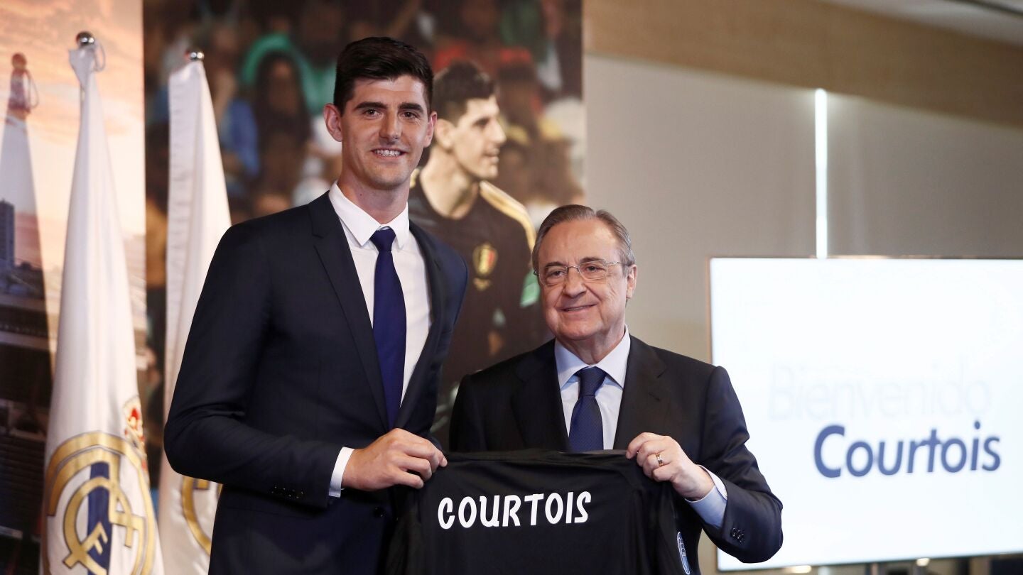 Courtois, junto a Florentino P&eacute;rez en su presentaci&oacute;n con el Madrid