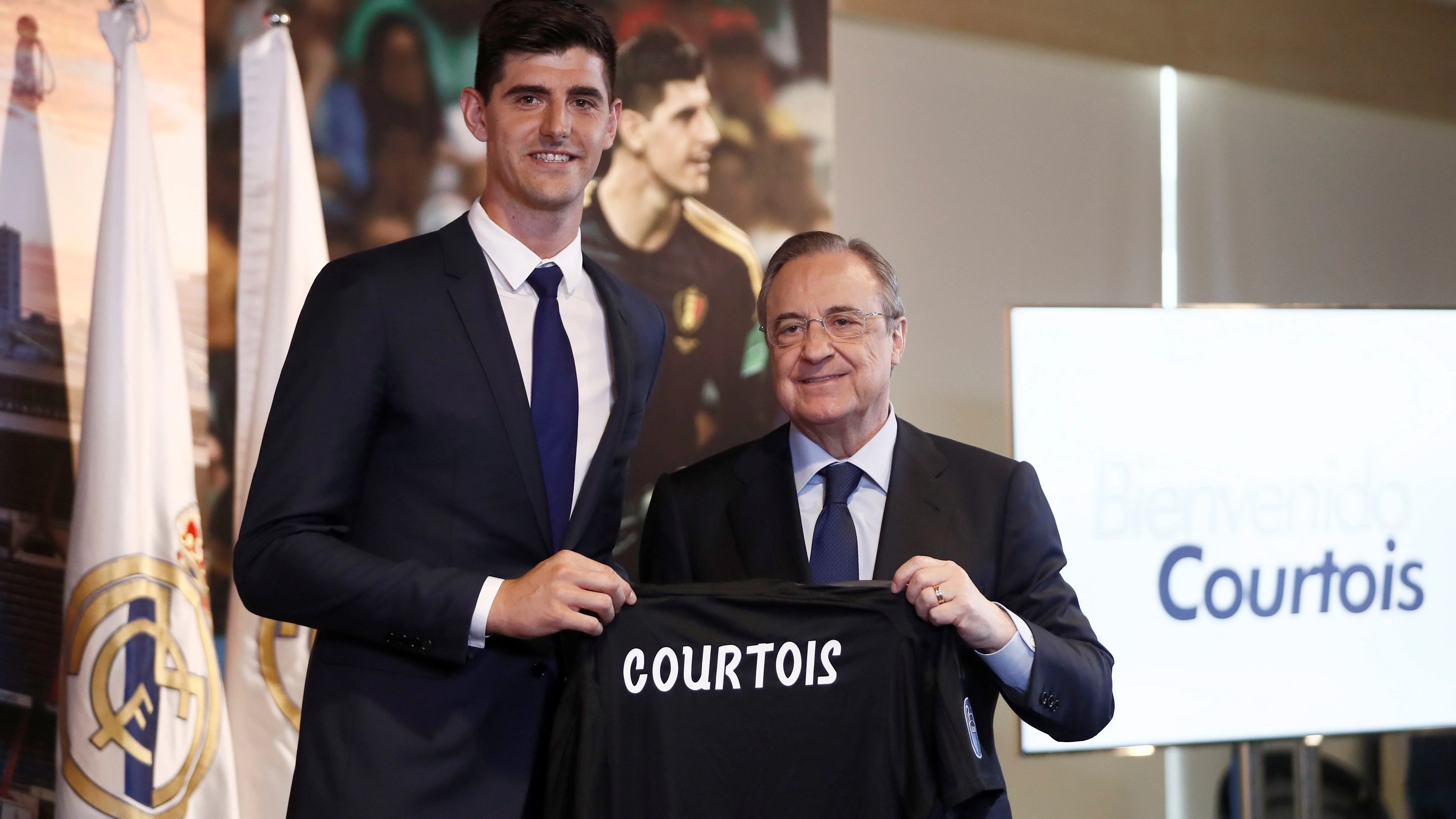 Courtois, junto a Florentino Pérez en su presentación con el Madrid