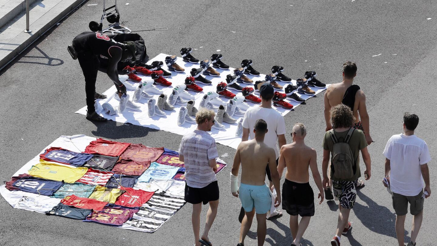 Vendedores ambulantes en el barrio de la Barceloneta